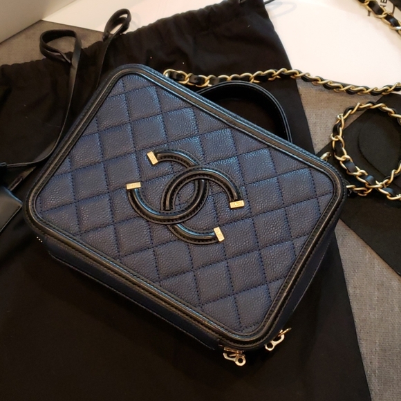 ❗SOLD❗Chanel Two-tone Medium Filigree Vanity Case - Picture 2 of 16